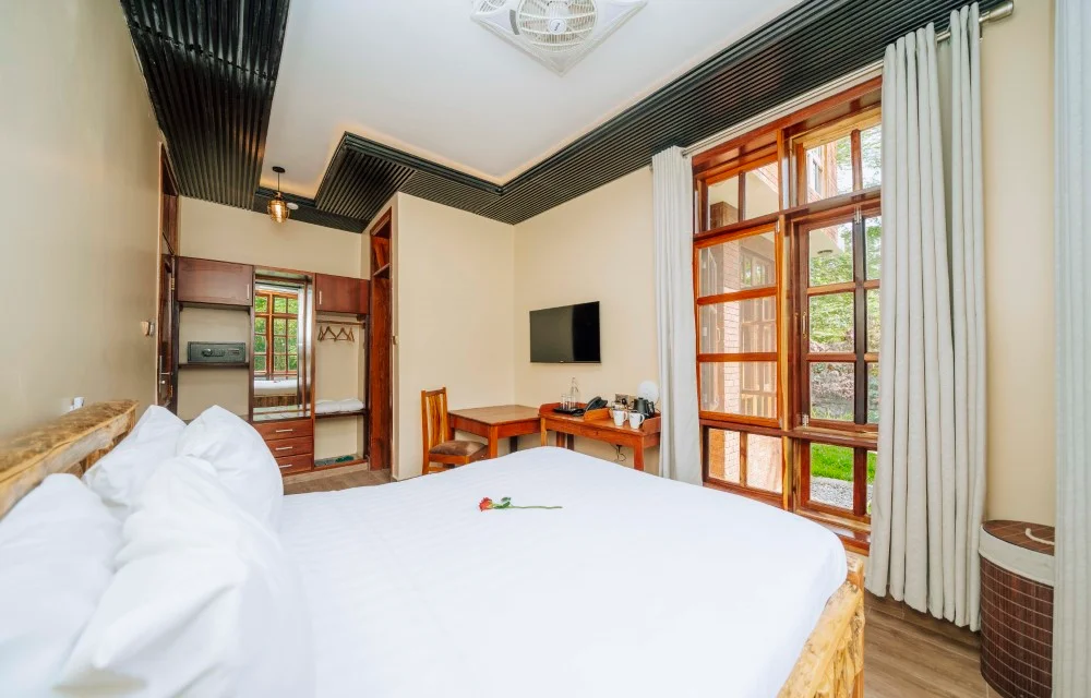 Under the Shade - Gallery Image 3